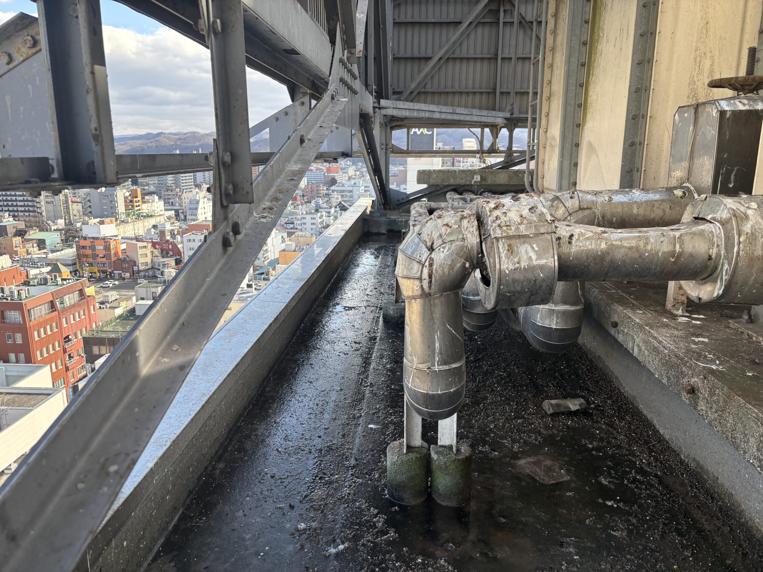 外壁打診調査の前に、屋上の状況を丁寧に確認しました