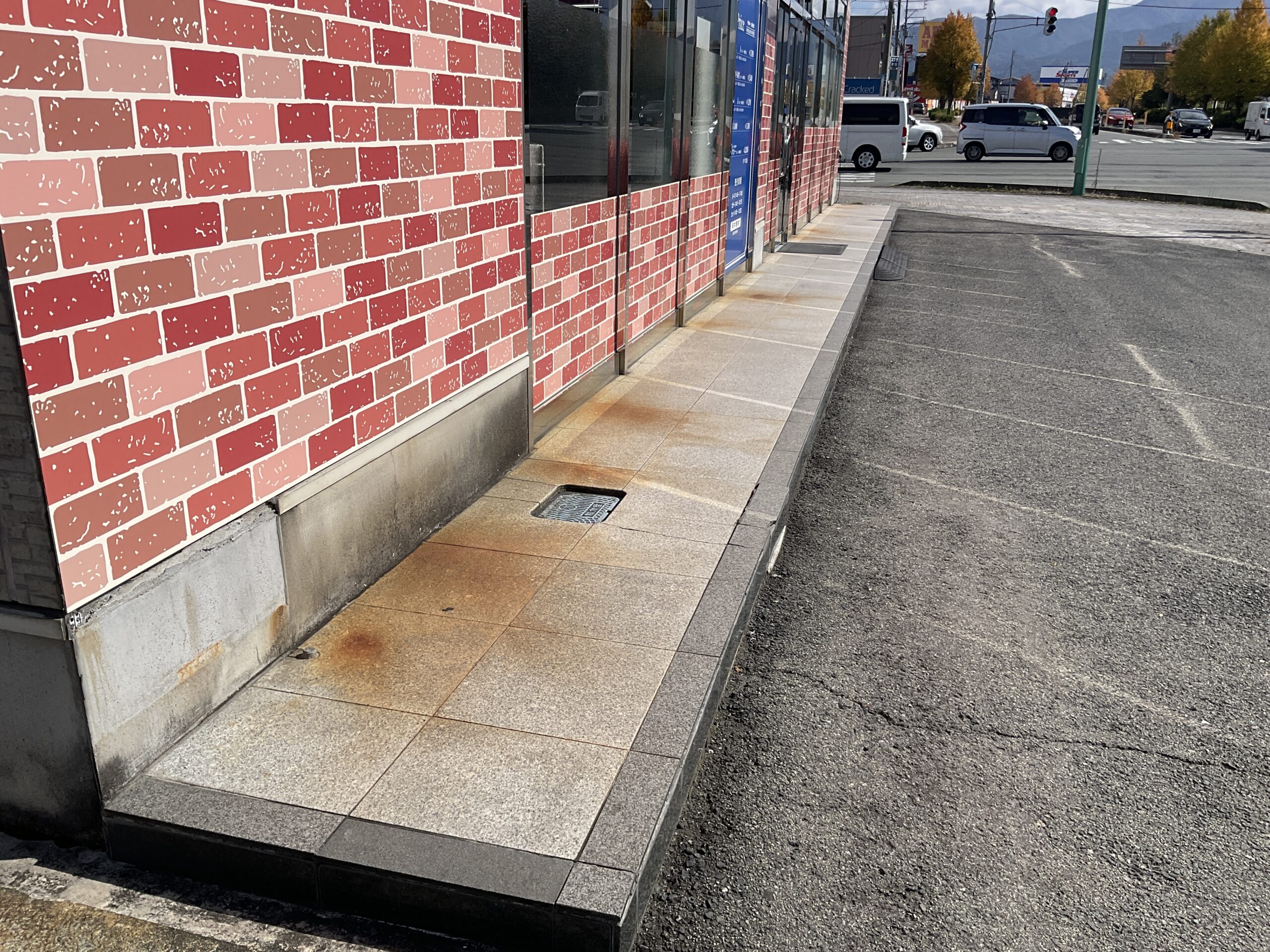 山形の理容室でアプローチ床張り工事を進めています