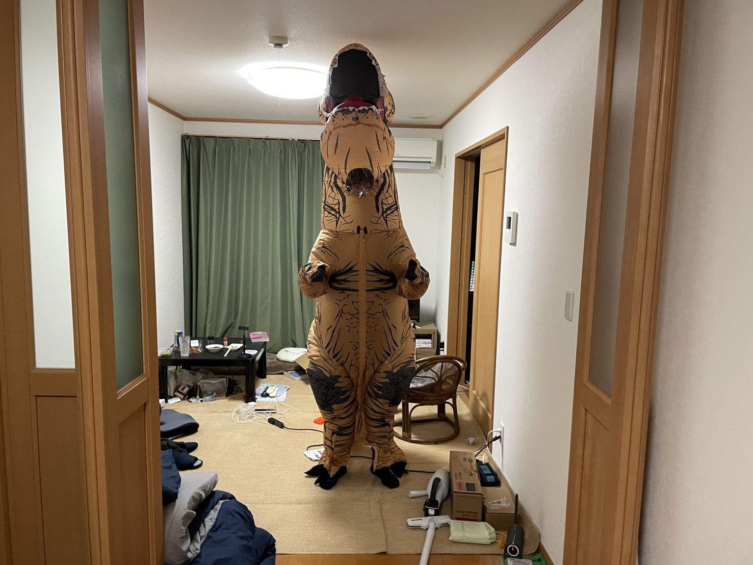 陸前高田への出張中に滞在先でティラノサウルス姿を披露するスタッフ